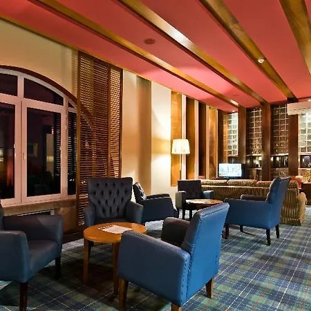 Hotel Golden Tulip & 4*